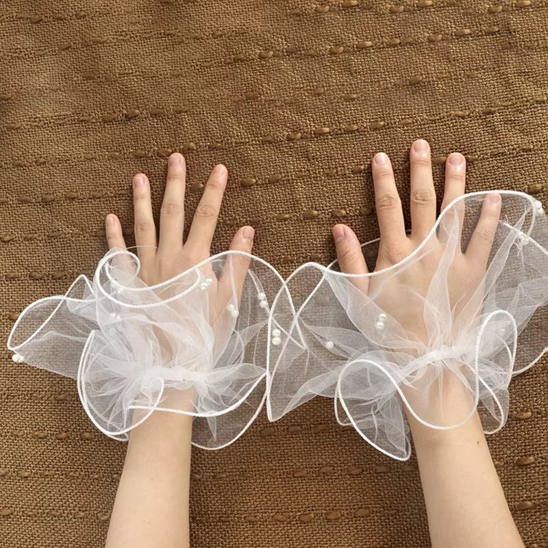 Nail art arrière-plans blancs décoration de perles manches de poignet amovibles décor de séance photo d'ongle gants en tulle manucure montrant