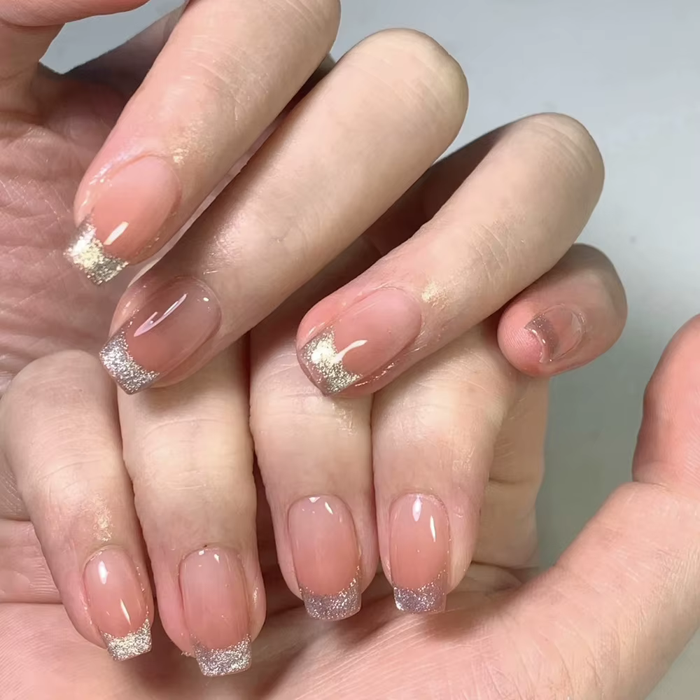 Faux ongles français simples avec colle