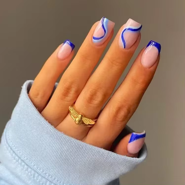 Faux ongles français courts avec colle