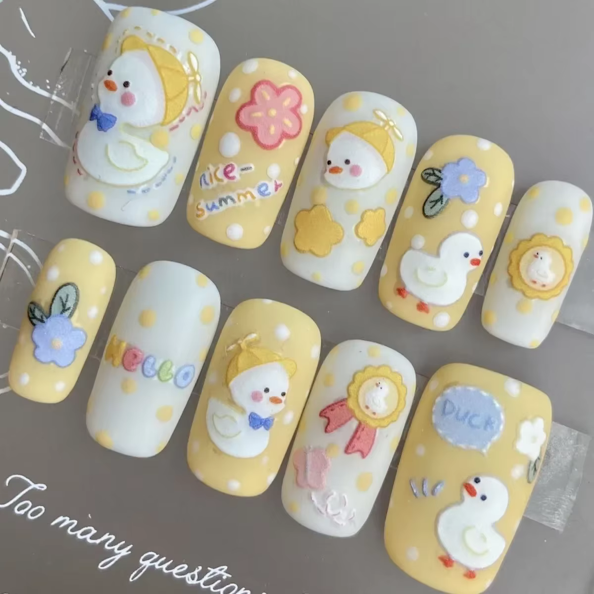 Faux ongles courts de dessin animé 3D personnalisés