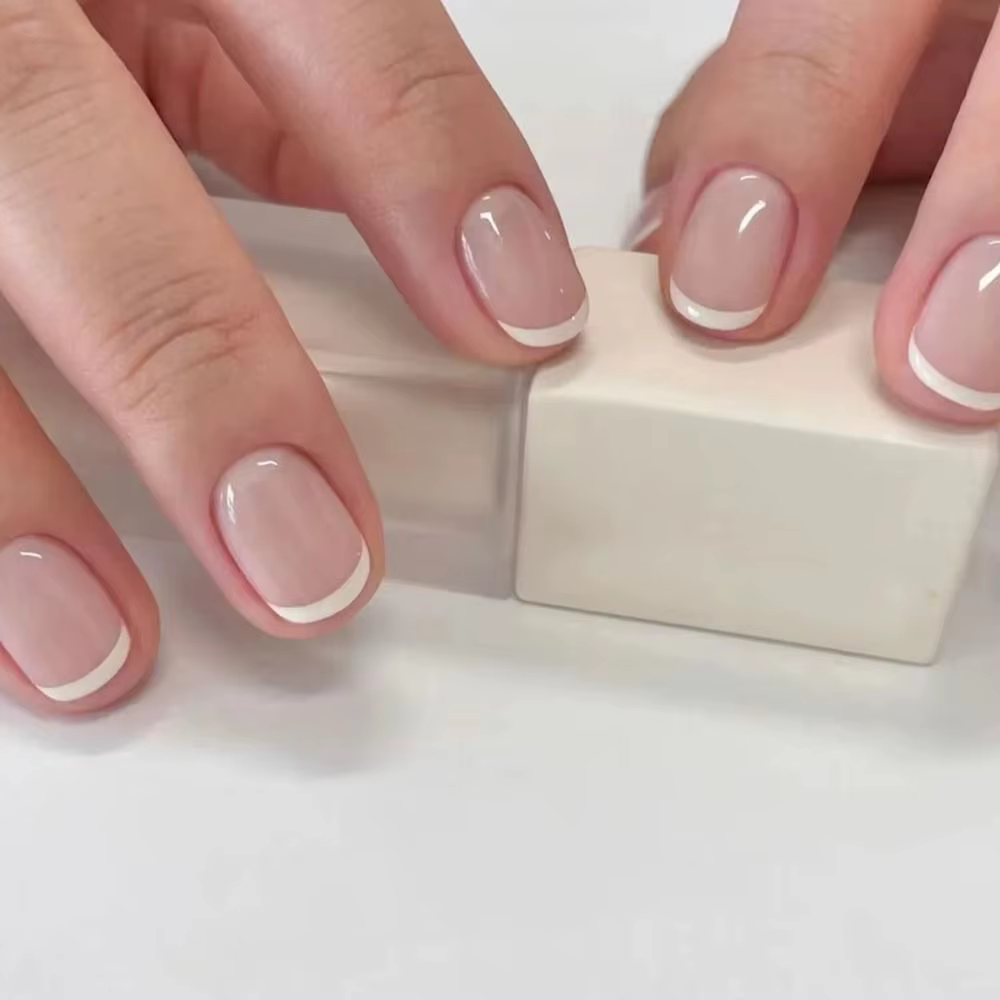 Faux ongles de style français simple