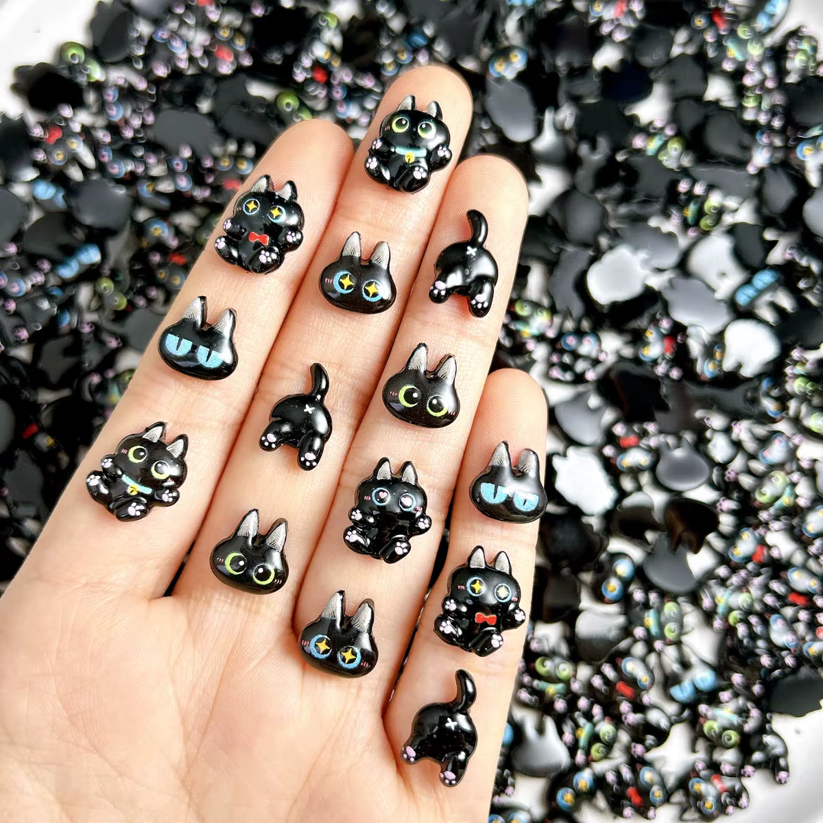 20 pièces dessin animé créatif chat noir série Nail Art breloques 3D lumineux adorables Expressions chats décorations d'ongles bricolage épingle à cheveux ongles