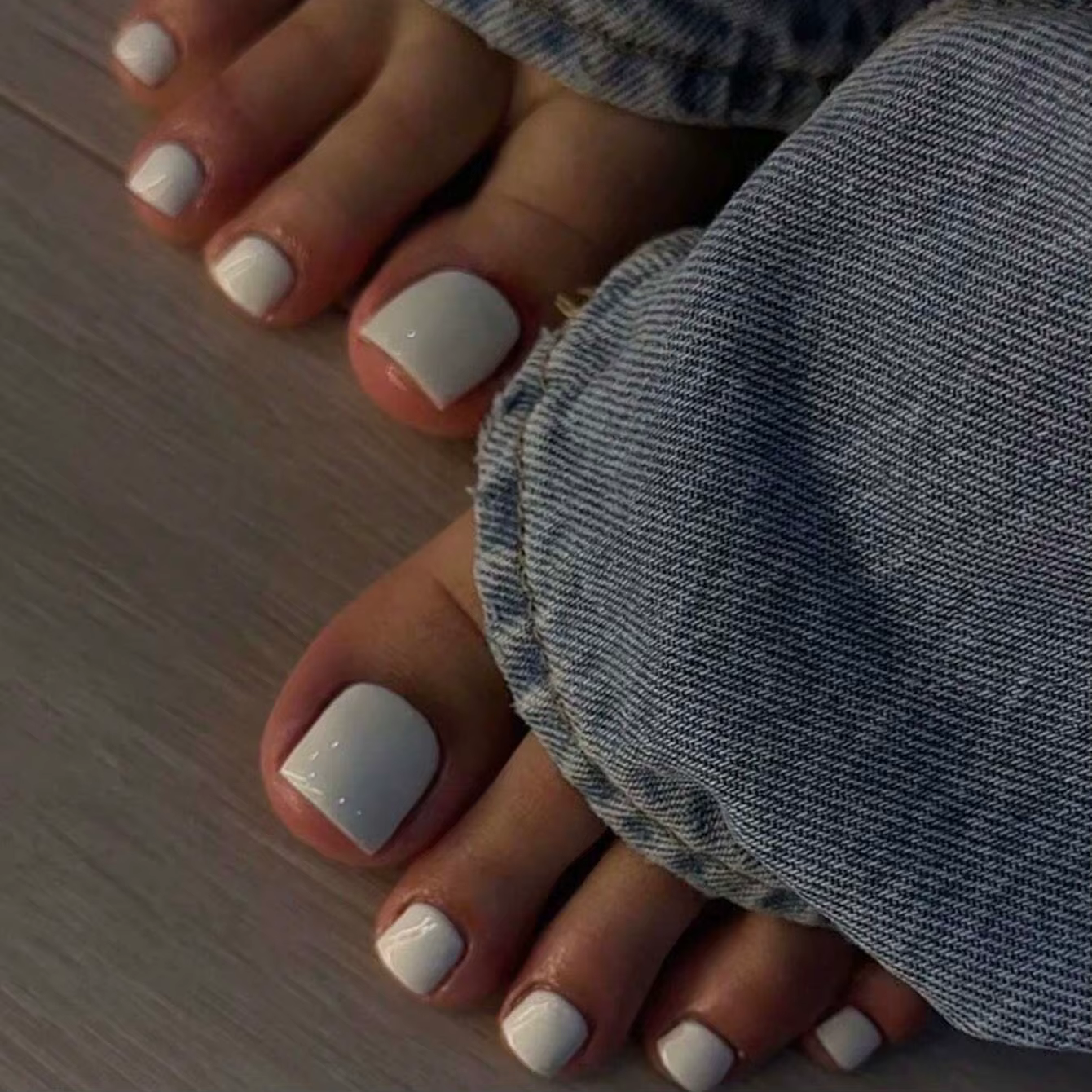 Faux ongles blancs courts et carrés pressés pour femmes