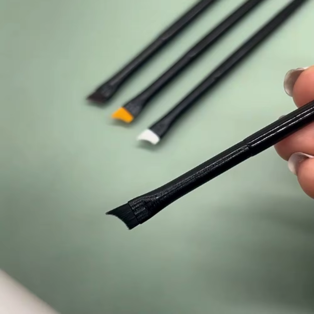 Brosse à ongles à tête Oblique noire