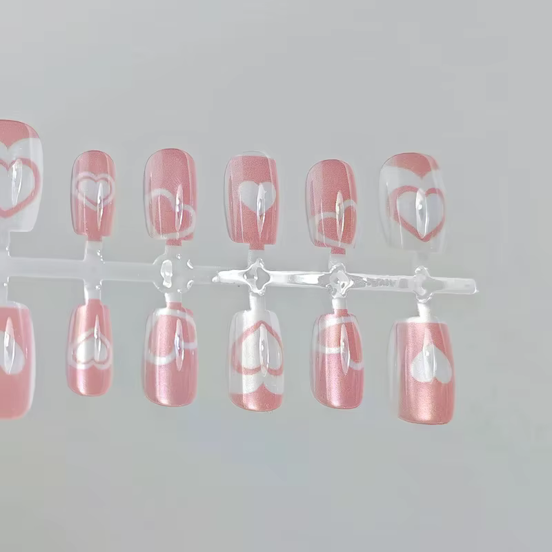 Presse cardiaque faite à la main sur les ongles pour femmes