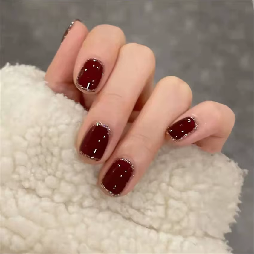 Faux ongles cercueil ronds courts avec encre de colle et motif de teinture Halo