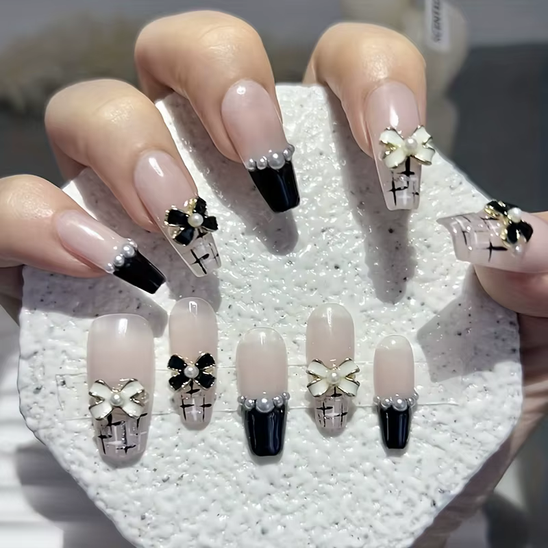 Faux ongles de luxe avec nœud en perles