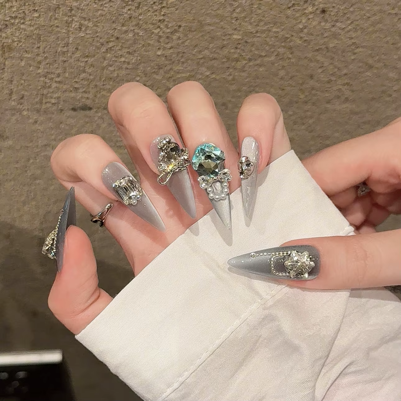 Presse à la main sur les ongles brillant rose oeil de chat faux