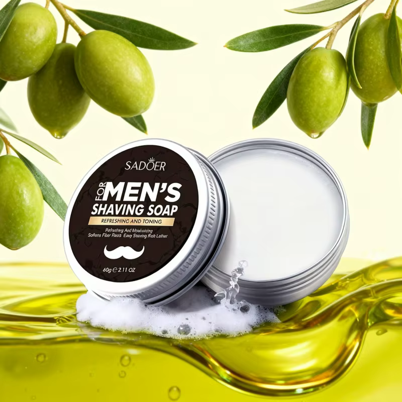 Savon à raser pour homme, contenant de l'extrait de menthe et de l'huile de fruit d'olive. La mousse est épaisse et fine, ce qui facilite l'adoucissement de la base de la barbe, réduisant la résistanc