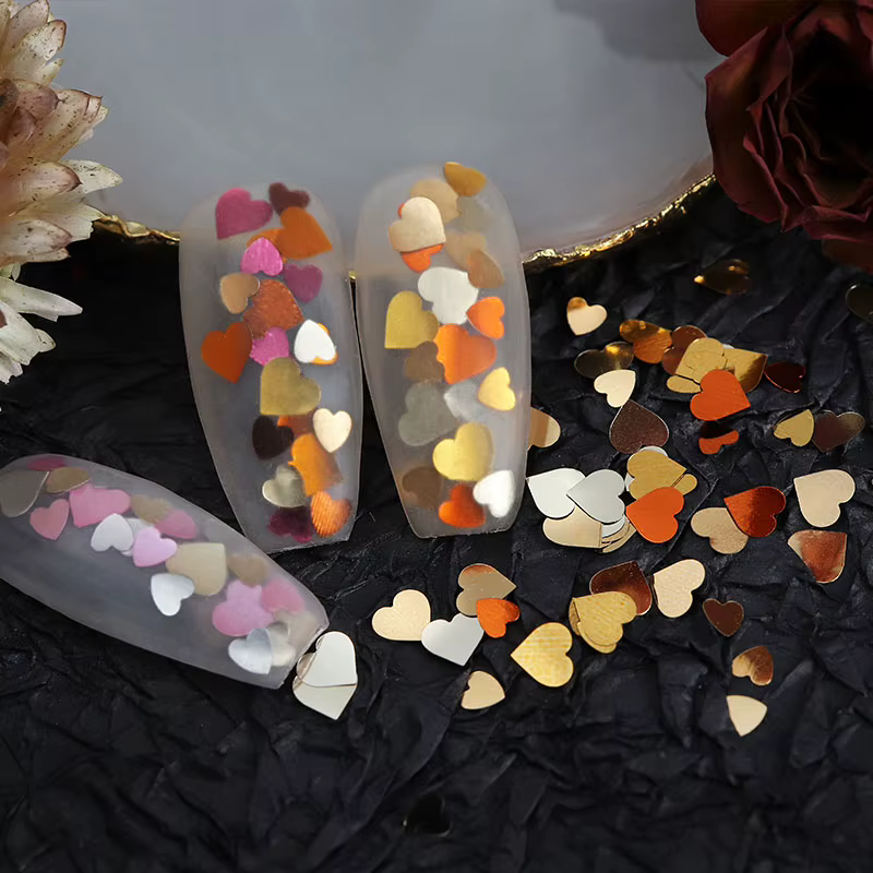 Saint Valentin Nail Art métallique amour coeurs paillettes romantique ongles breloques or coeur