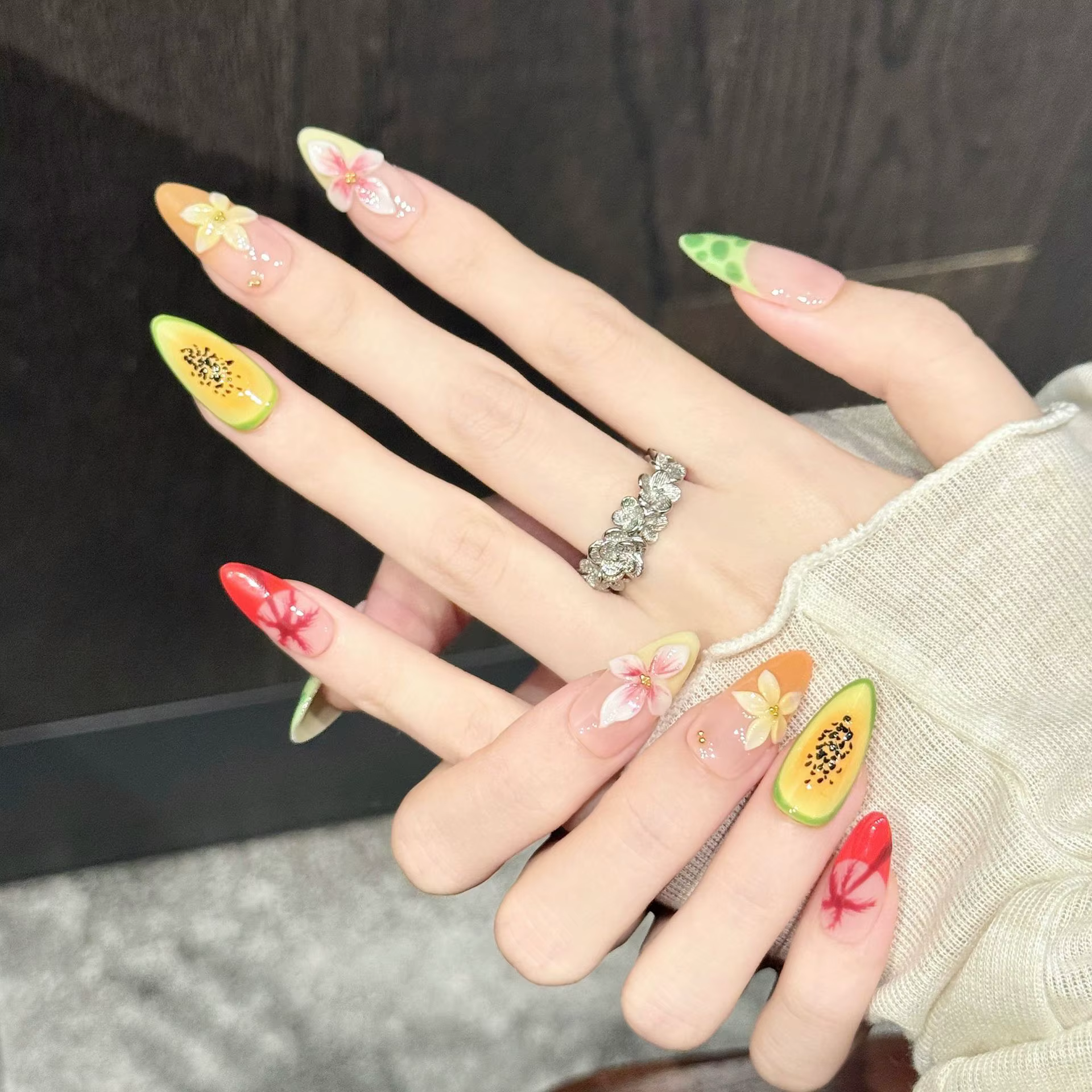 10 faux ongles amande moyens pressés à la main