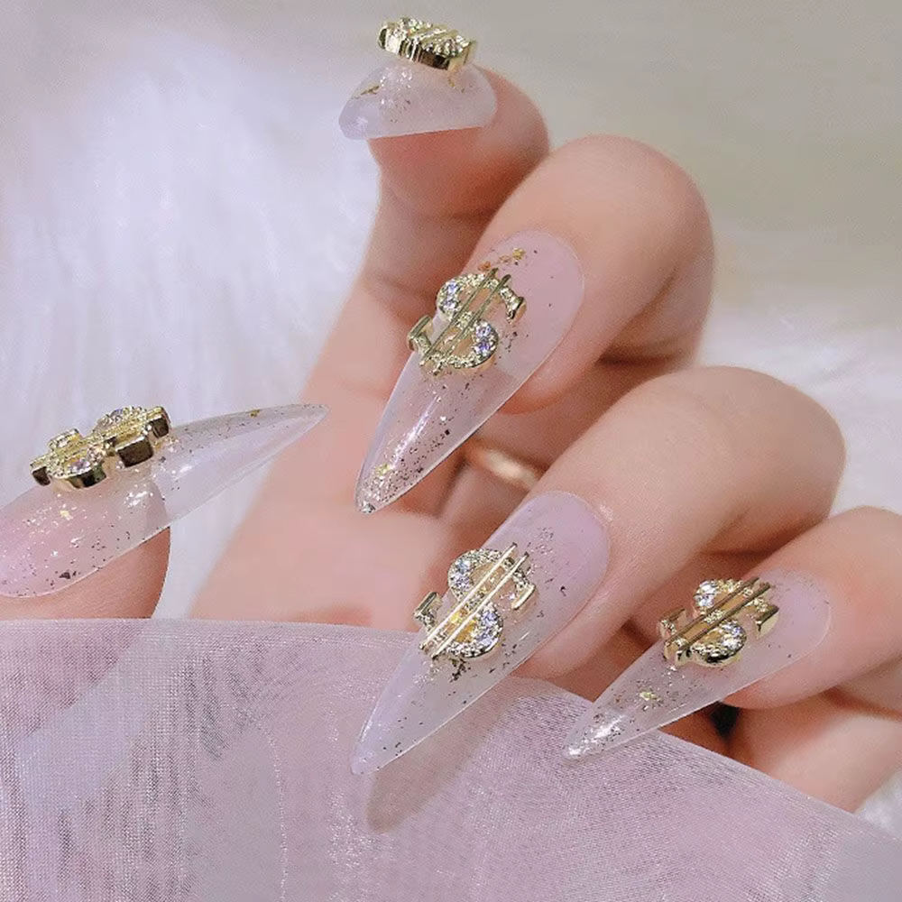 Décoration d'ongles en forme de dollar en argent et or