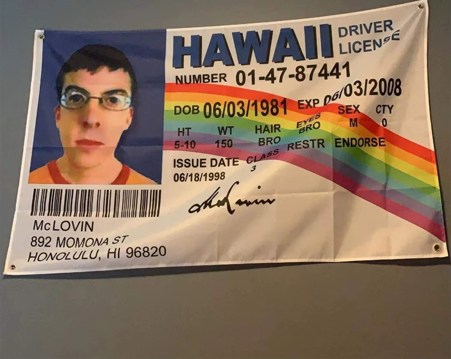 McLovin ID drapeau faux permis de conduire drapeau 3x5 bannière drôle affiche décorations durables drapeau mural avec 4G pour collège dortoir décembre.