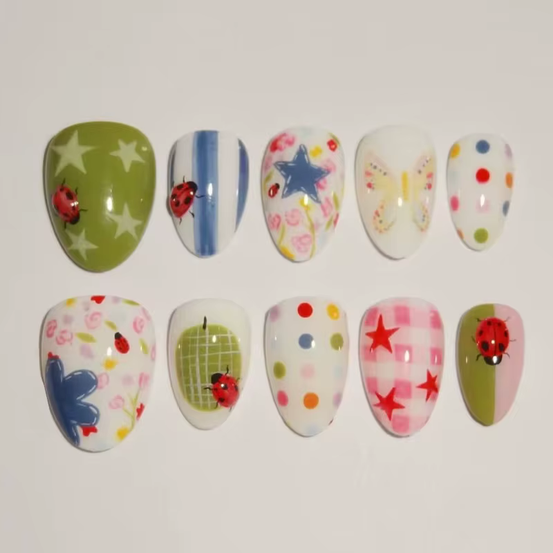 24 faux ongles courts en amande à motifs floraux doux, pois colorés, étoiles et rayures, style français, prêts à poser