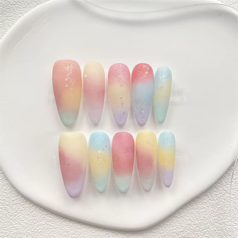 Longues amandes à la main presse sur les ongles colorés chanceux