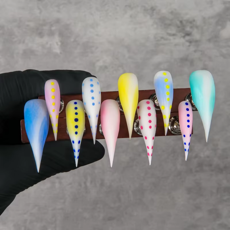 Faux ongles pointus en forme de griffes de dragon à pois macaron