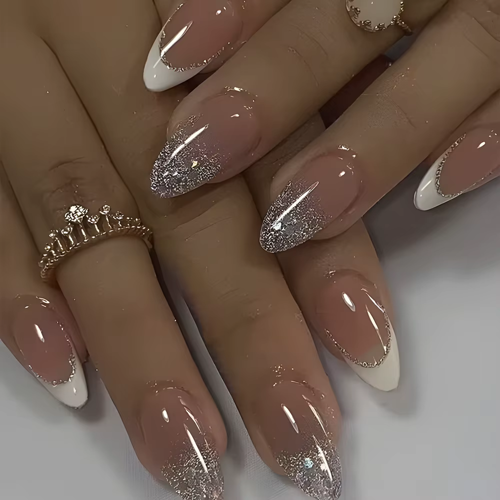 Faux ongles en amande avec poudre scintillante