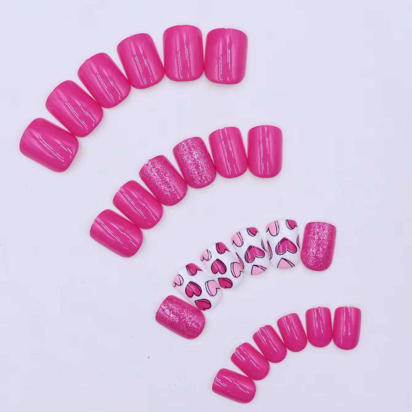 96 faux ongles courts carrés français pressés avec motif cœur