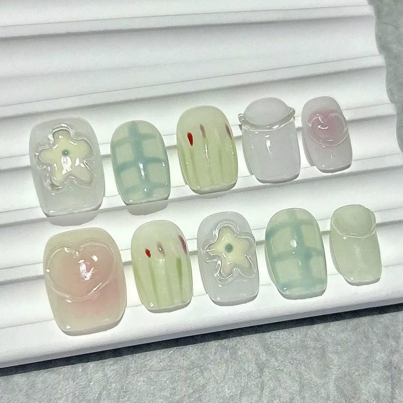 Fleur de printemps mignon courte à la main presse sur les ongles dopamine