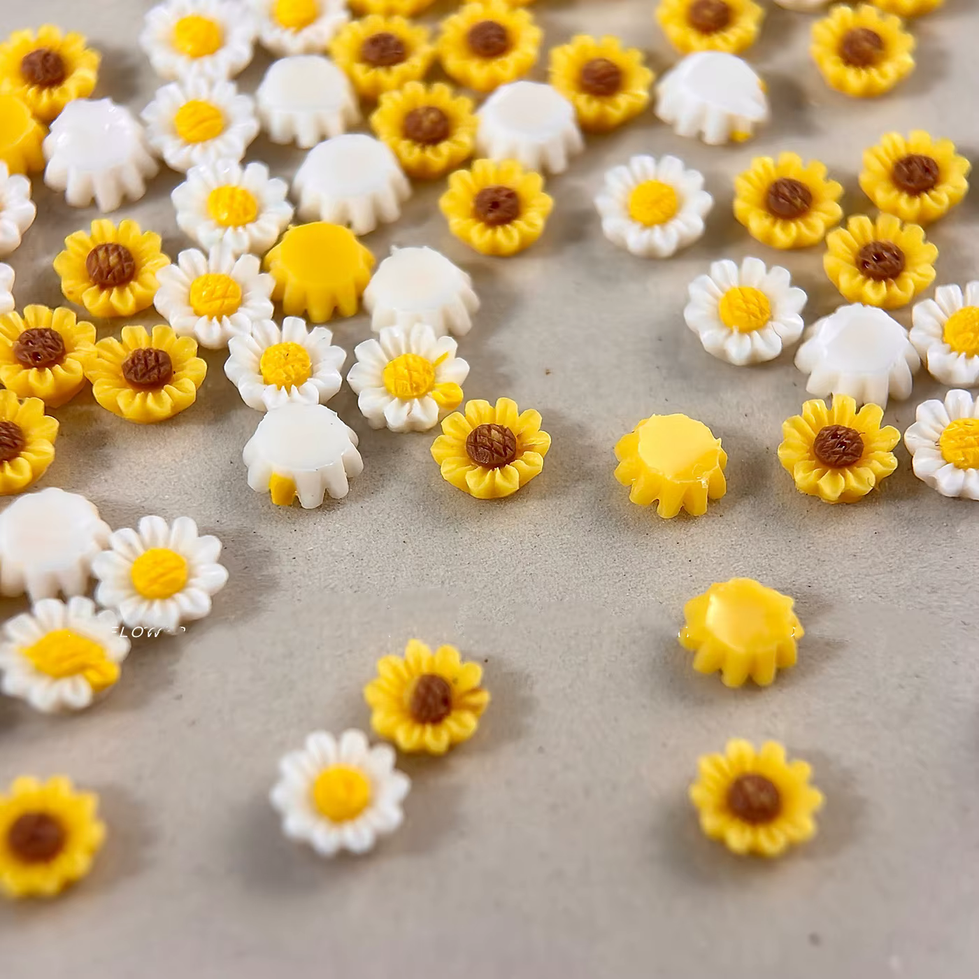 50 Breloques Réalistes en Résine Mini Marguerites Fleurs Jaunes pour Ongles