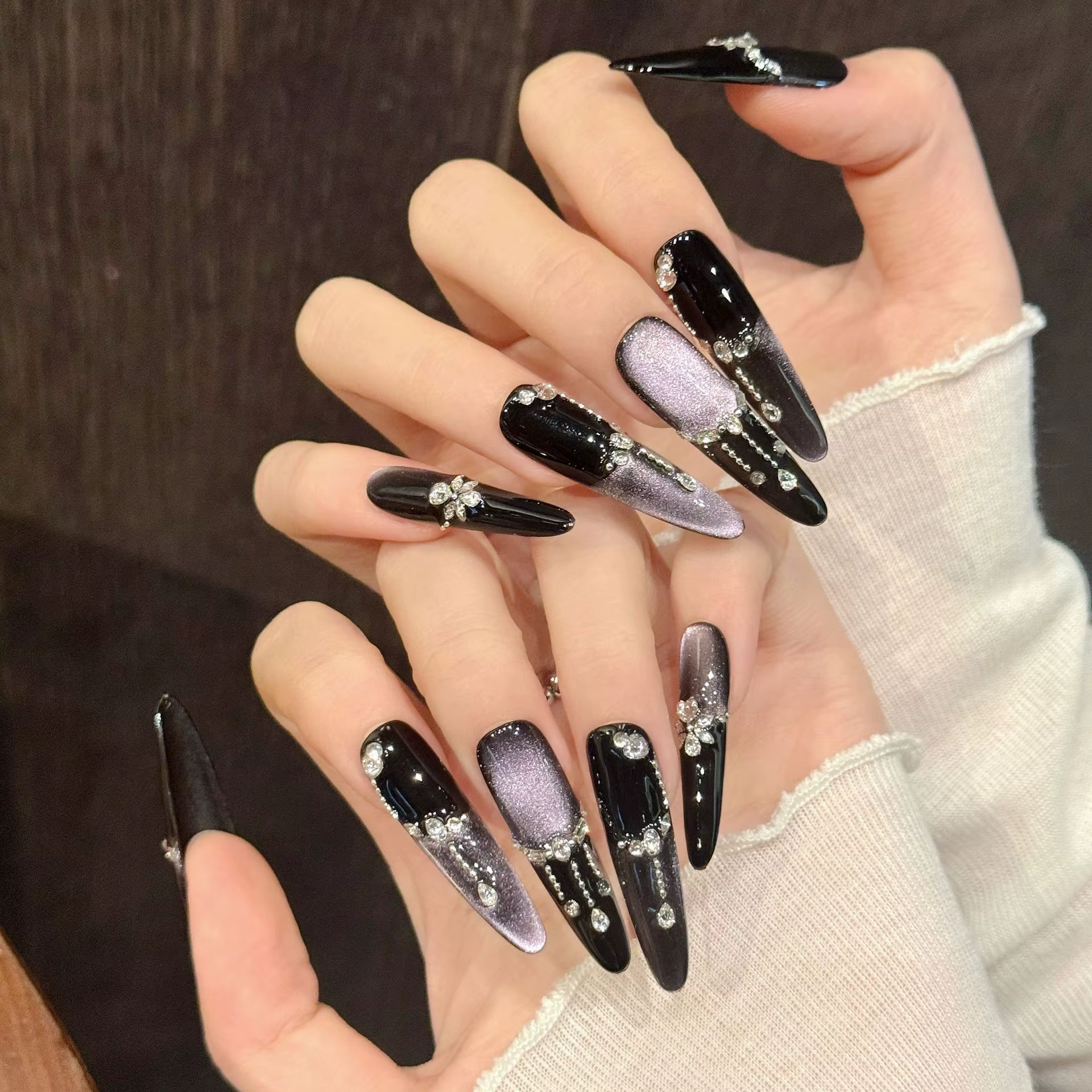 10 faux ongles faits à la main
