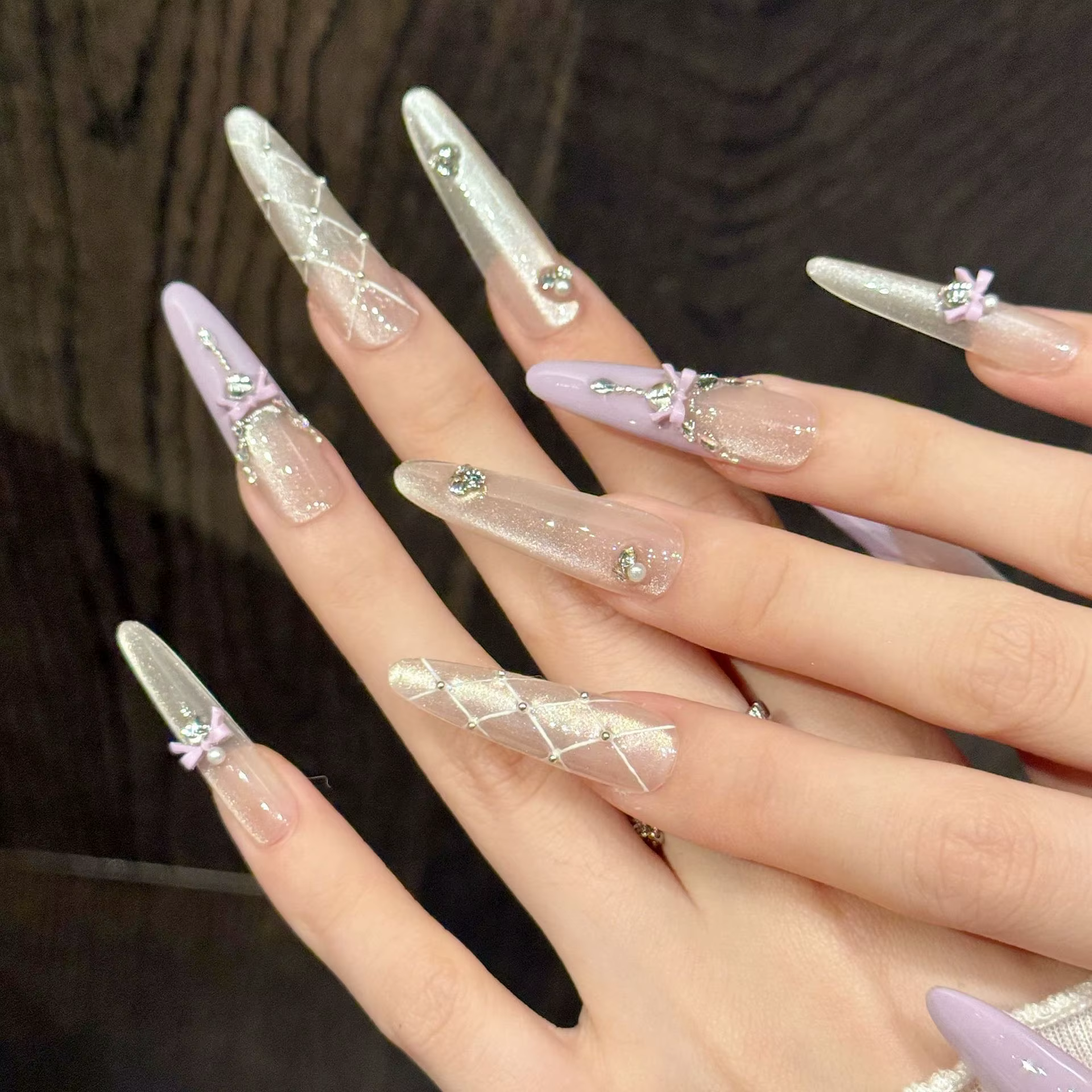 Faux ongles longs stiletto faits à la main à presser avec design scintillant