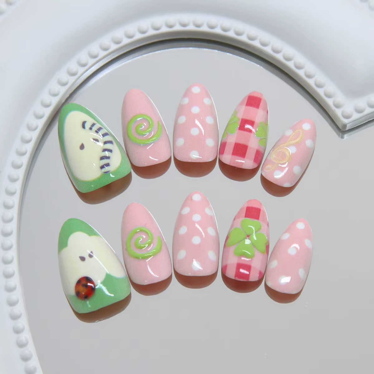 30 faux ongles de la série Music Orchard