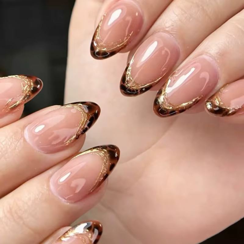 Faux ongles français simples avec tête d'amande