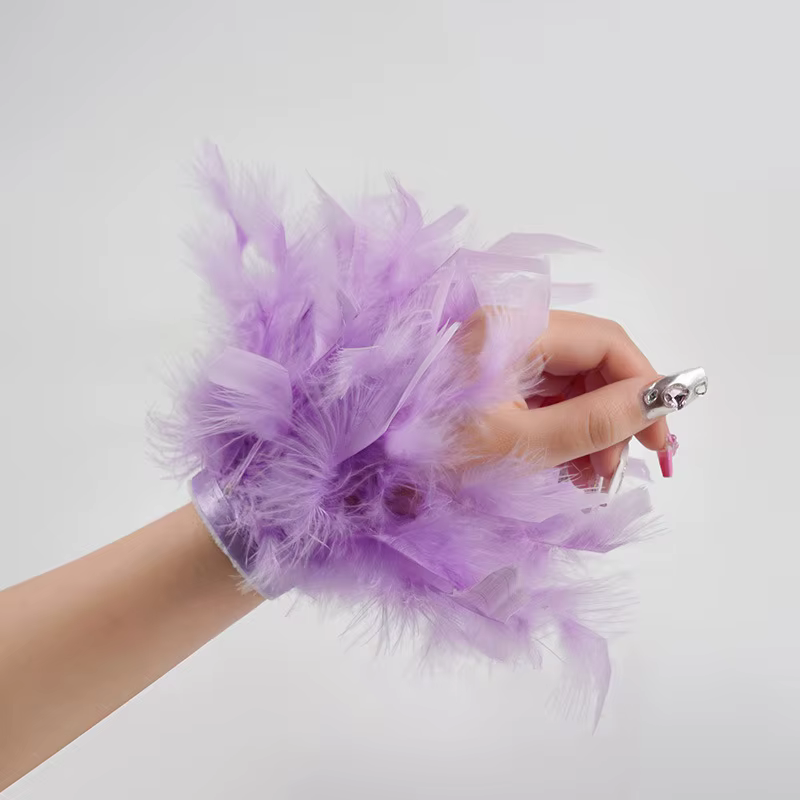 Manucure main photo poignets plume bracelet en peluche tout pour le tournage des ongles
