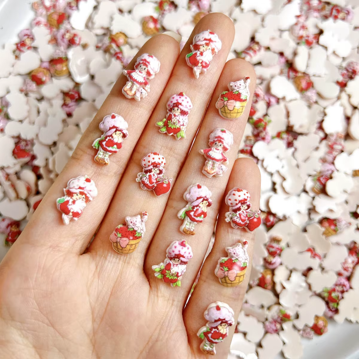 20 pièces doux dessin animé fraise fille résine Nail Art breloques 3D créatif lumineux