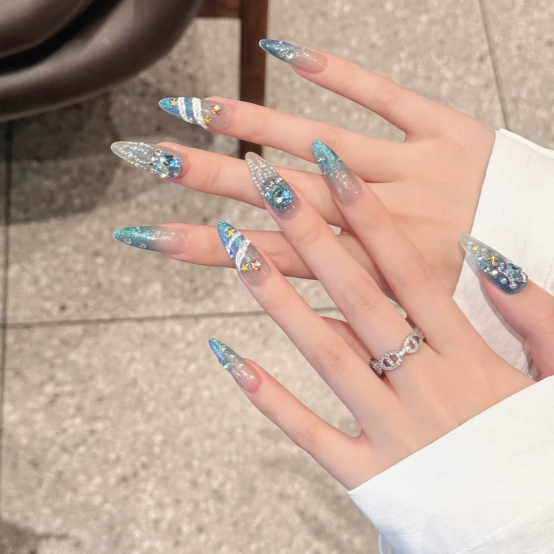 Faux ongles brillants faits à la main