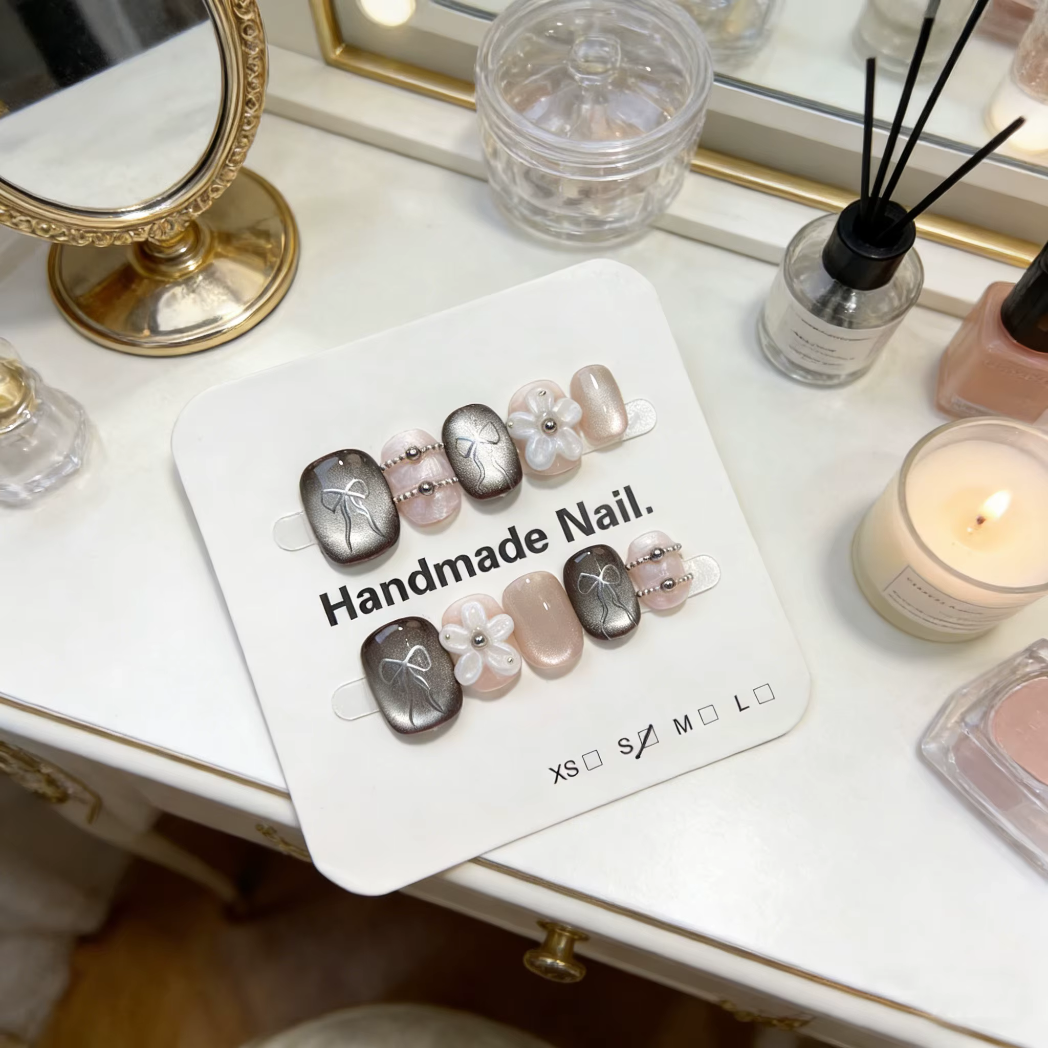 10 faux ongles courts ovales rose œil de chat faits à la main avec pois
