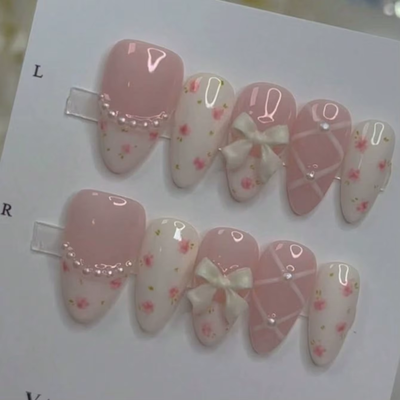 10 pièces de faux ongles à presser faits main, courts, en amande, style français, avec perles florales et nœuds, pour un look Y2K, 'hot girl', 'cute girl', 'balletcore', minimaliste et polyvalent.