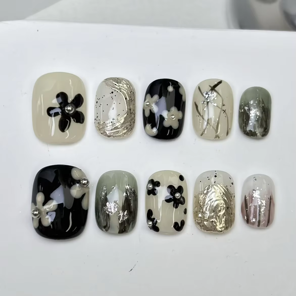 Ensemble d'ongles de dessin animé courts et ronds faits à la main