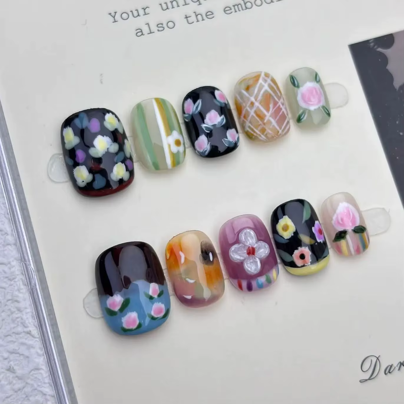 Ensemble d'ongles de dessin animé courts et ronds faits à la main