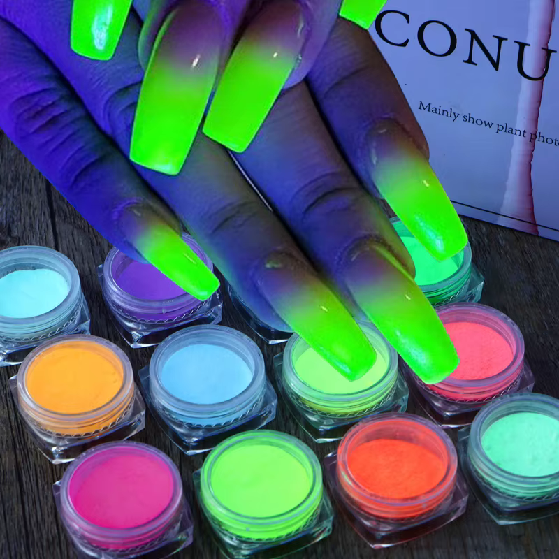 Poudre à ongles qui brille dans la nuit
