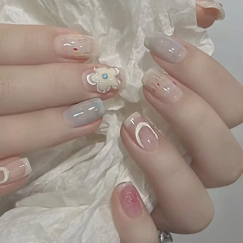 Fleur de printemps mignon courte à la main presse sur les ongles dopamine