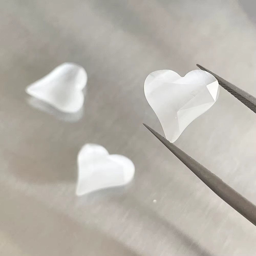 Frozen Love- Chill Cold Vibe Coeur Cristal K9 Oeil de chat de haute qualité Diamants en forme de cœur tordu Frost Light