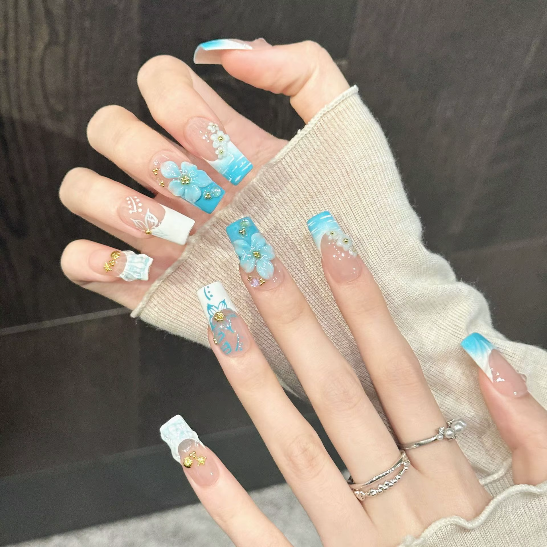 10 pièces d'ongles carrés longs pressés faits à la main, [Bordure de fleurs bleues] Fleurs bleues en relief, jolis faux ongles, adaptés aux femmes