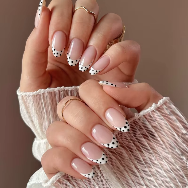 Blanc rond point à pois français brun Nail Art court