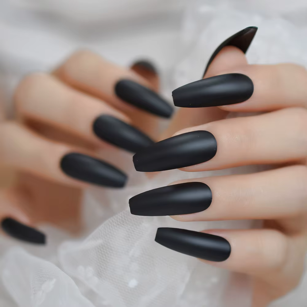 Faux Ongles noirs givrés