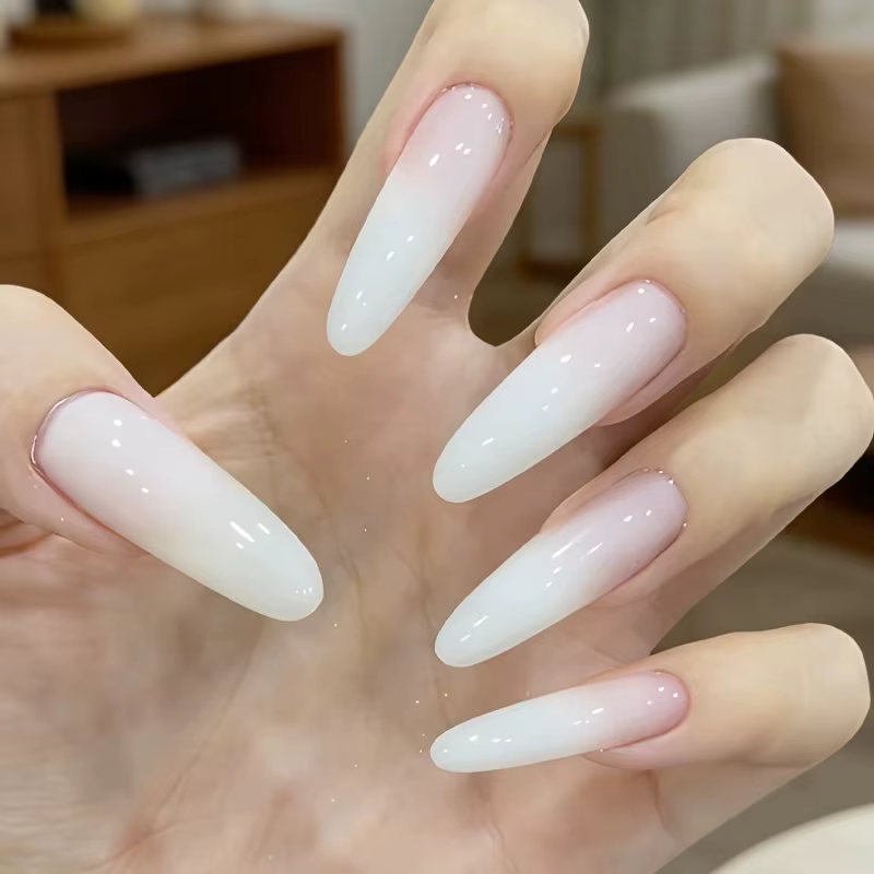 Vernis à ongles blanc laiteux, texture lisse, application facile, couvrance uniforme, fini translucide et doux, formule à séchage rapide, Hig