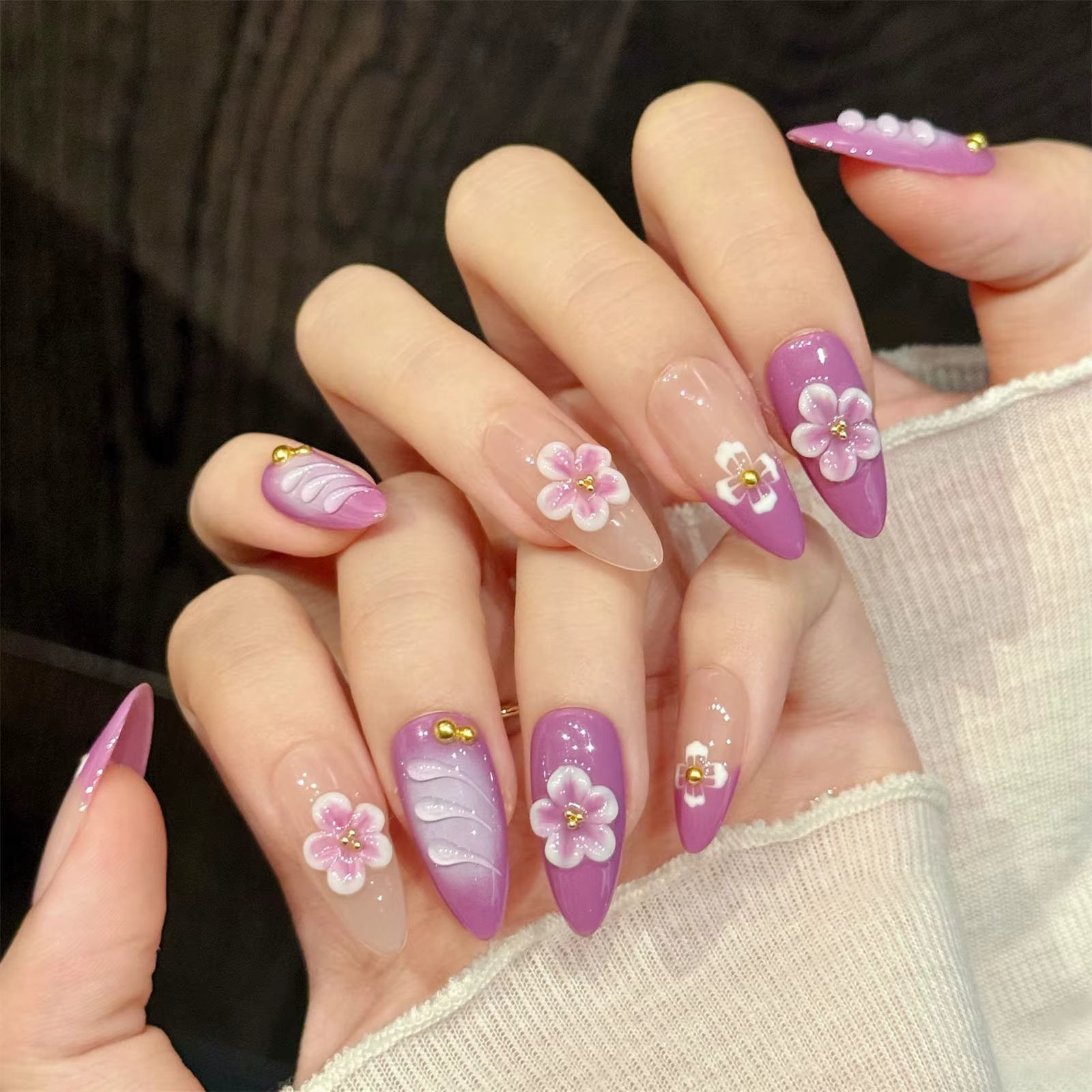10 faux ongles dégradés rose et violet avec des motifs de fleurs en relief 3D