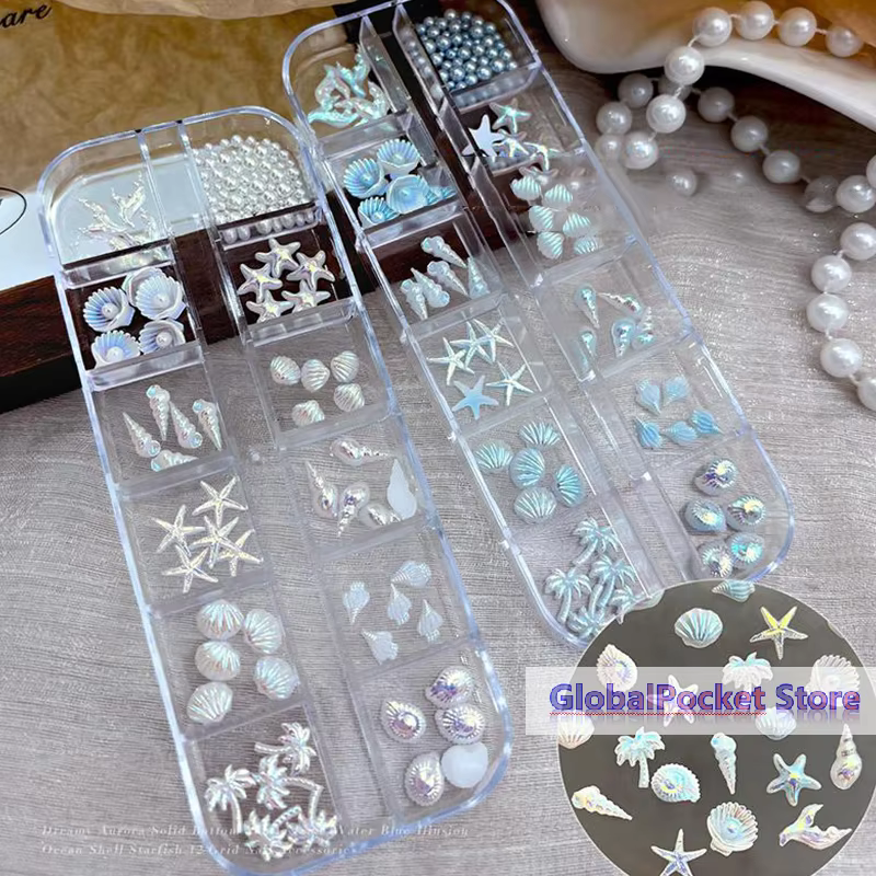 Boîte de 12 compartiments – Breloques d'ongles bleues et blanches en forme de coquillages