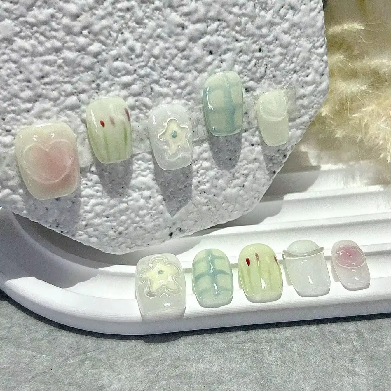 Fleur de printemps mignon courte à la main presse sur les ongles dopamine