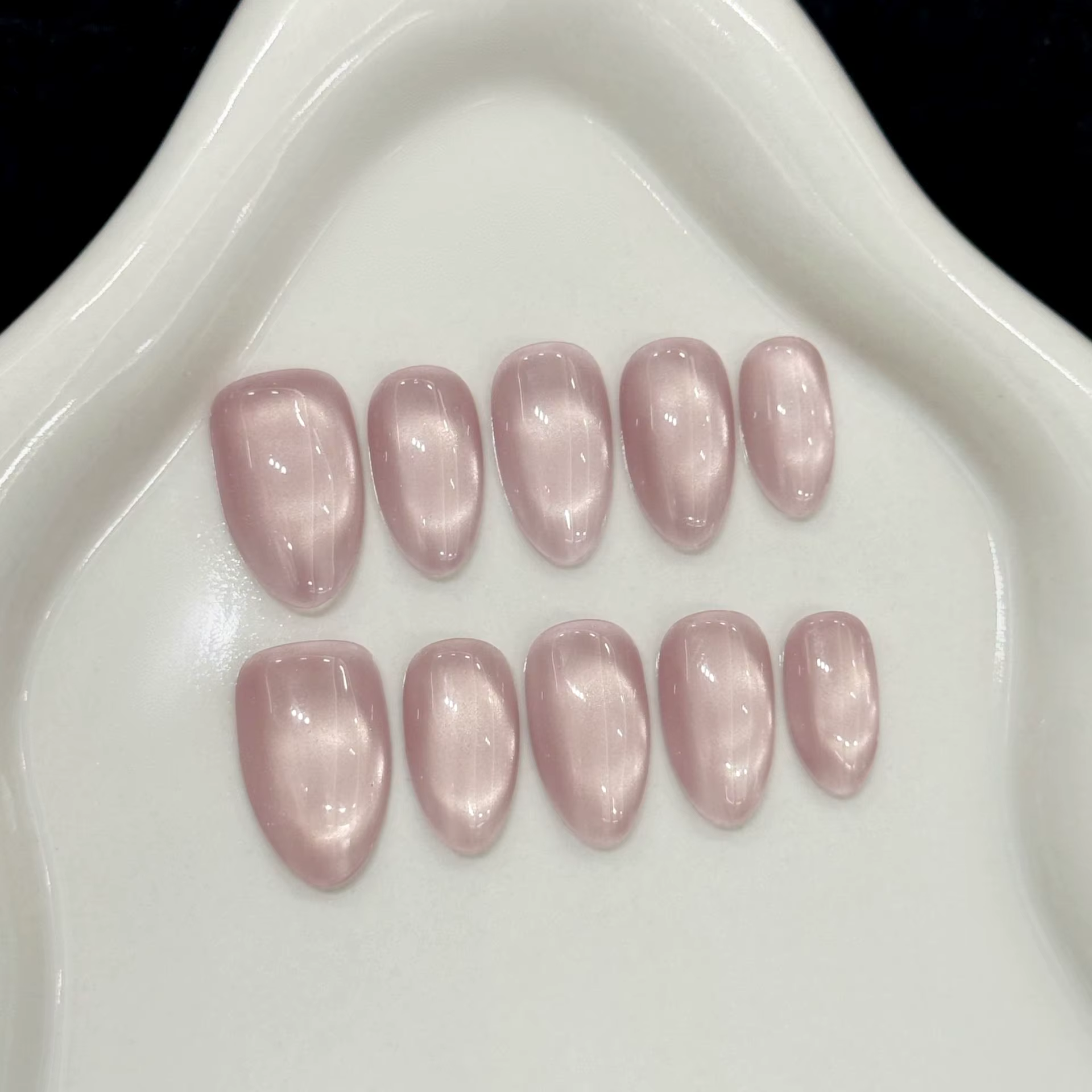 Faux ongles courts en amande œil de chat rose
