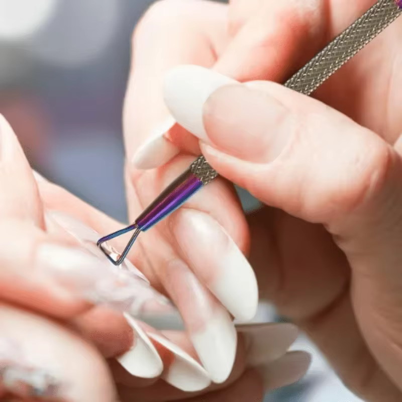 Kit de quatre pièces pour éliminer la peau morte et les saletés des ongles
