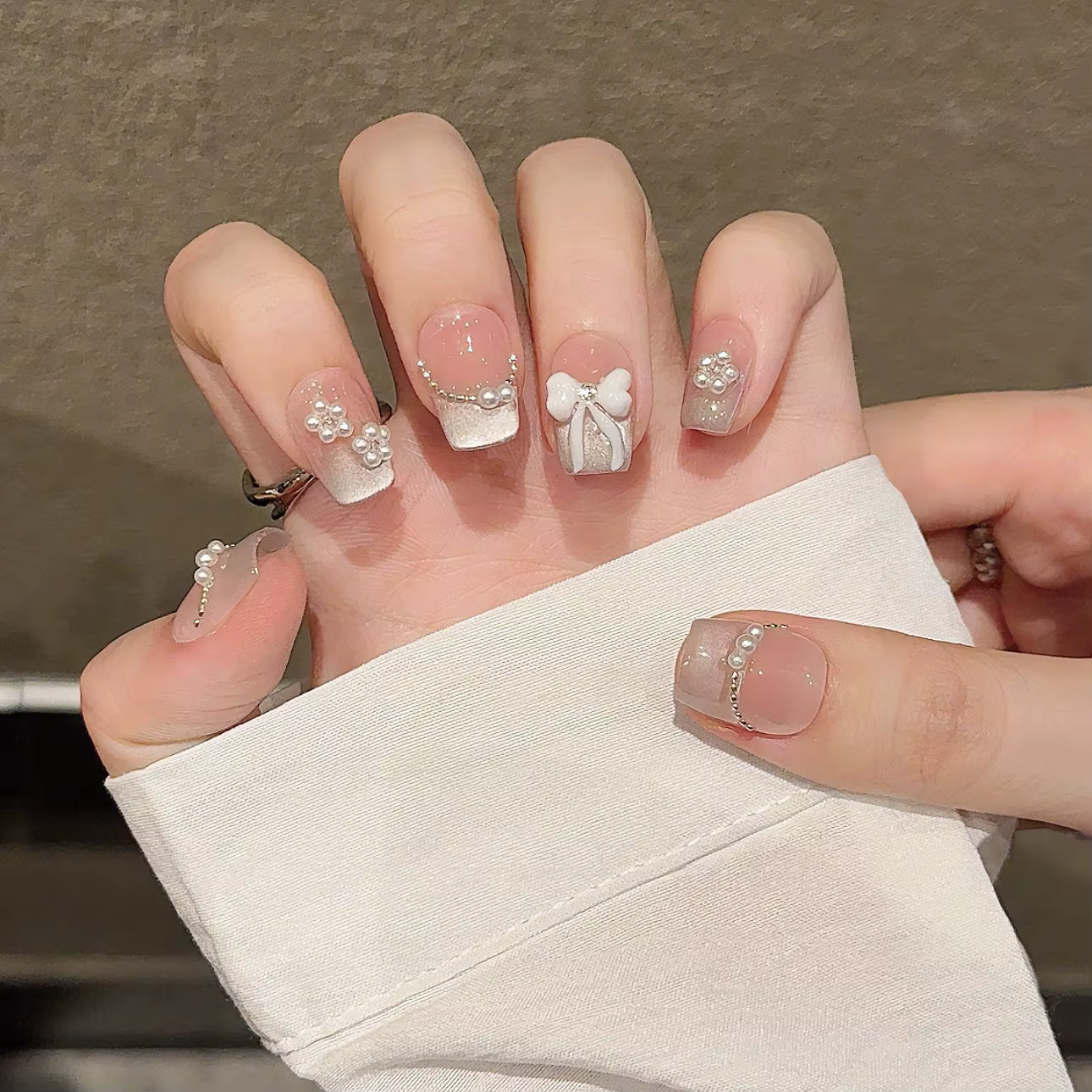 Presse à la main sur les ongles doux nœud papillon perle décor français faux