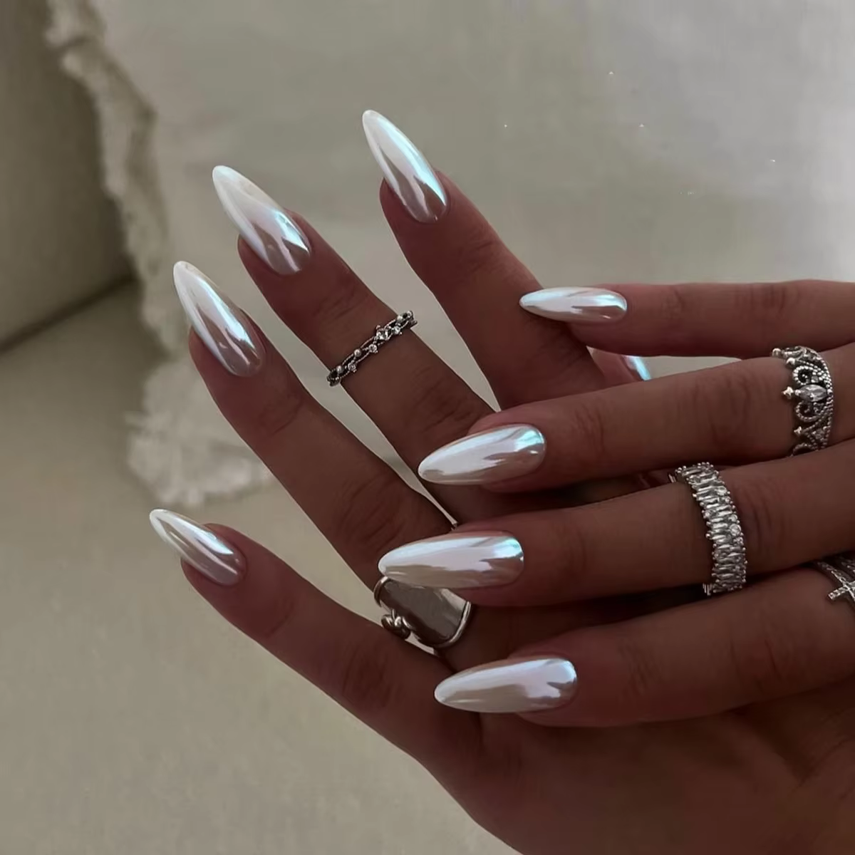 Faux ongles carrés courts brillants nacrés bleus unis pour l'été