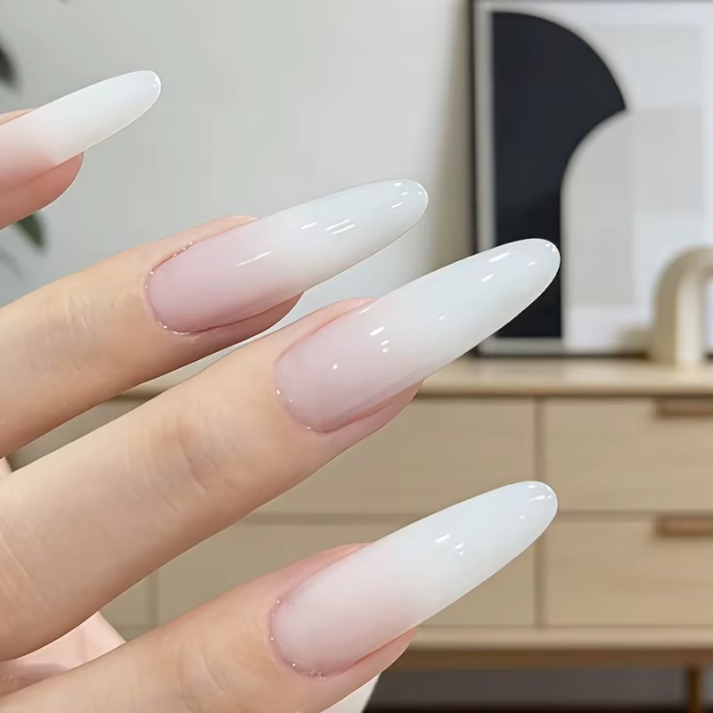 Vernis à ongles blanc laiteux, texture lisse, application facile, couvrance uniforme, fini translucide et doux, formule à séchage rapide, Hig